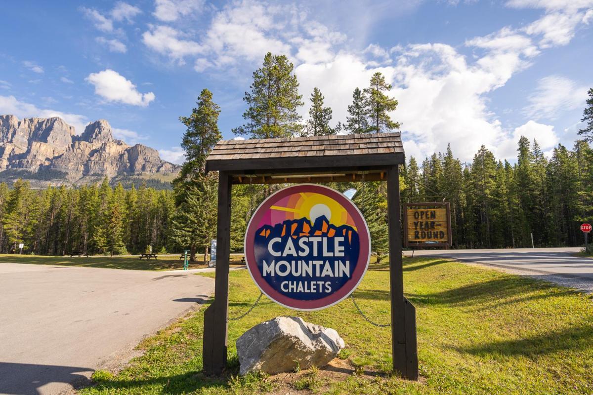 فيلا Castle Mountain Chalets المظهر الخارجي الصورة