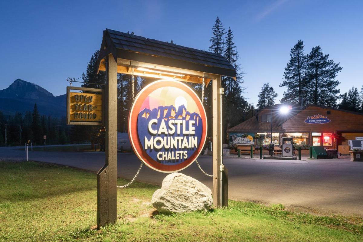 فيلا Castle Mountain Chalets المظهر الخارجي الصورة