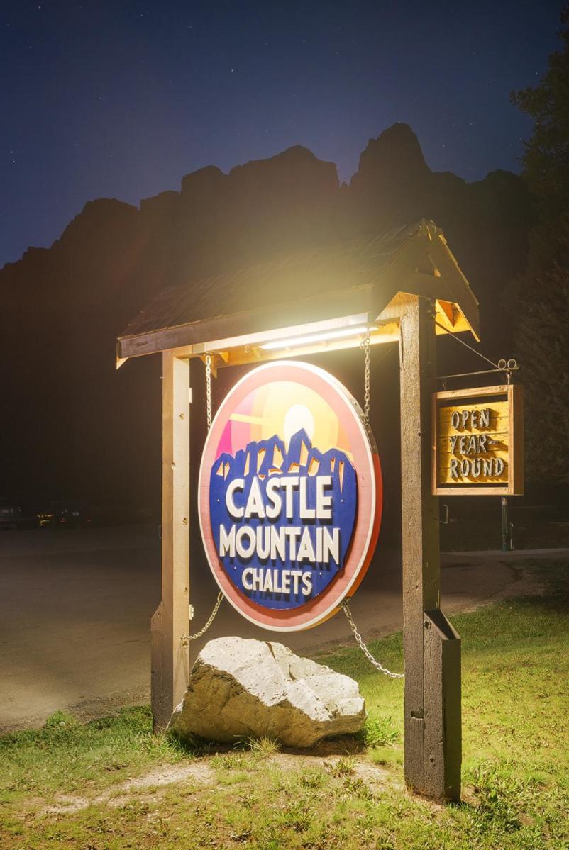 فيلا Castle Mountain Chalets المظهر الخارجي الصورة
